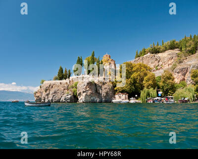 La rupe chiesa di Sveti Jovan Kaneo (St. John's a Kaneo) affacciato sul UNESCO protetti lago di Ohrid Macedonia Foto Stock