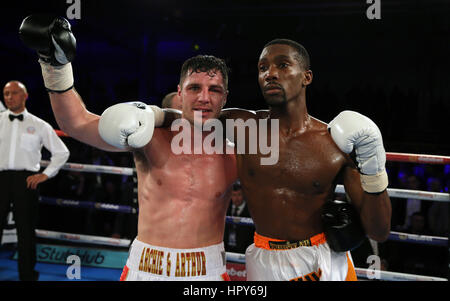 Tommy Coyle (sinistra) celebra la battitura Rakeem nobile nel concorso Super-Lightweight a Hull Ice Arena. Foto Stock