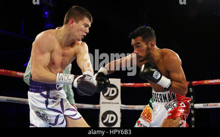 Luke Campbell (sinistra) e Jairo Lopez durante il WBC Silver campionato leggero bout a Hull Ice Arena. Foto Stock