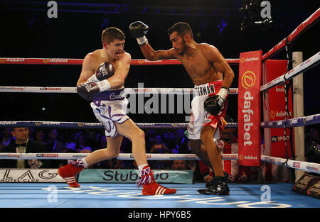 Luke Campbell (sinistra) e Jairo Lopez durante il WBC Silver campionato leggero bout a Hull Ice Arena. Foto Stock