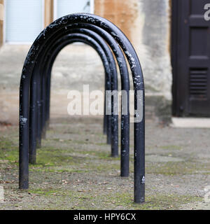 Jowett a piedi di Oxford, Regno Unito, 19 Febbraio 2017: Vuoto verniciato nero parcheggio biciclette telai metallici sulla strada di Oxford, Inghilterra Foto Stock