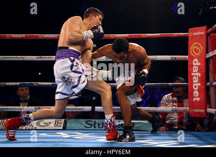 Luke Campbell (sinistra) e Jairo Lopez durante il WBC Silver campionato leggero bout a Hull Ice Arena. Foto Stock