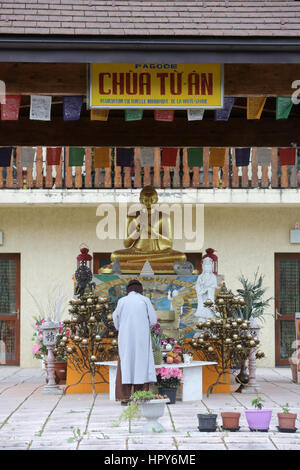 Cérémonie bouddhiste. Pagode Chua Tu un. Association culturelle bouddhique de la Alta Savoia. Saint-Pierre-en-Faucigny. / Cerimonia buddista. Tu un Bu Foto Stock