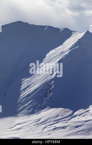 Speed Riding in neve montagne a Sun di sera. Montagne del Caucaso. La Georgia, regione Gudauri. Foto Stock