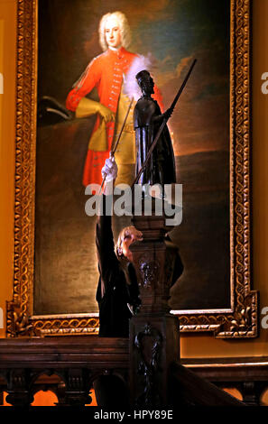 Volunteer Sue Dennison lavora nella grande hall durante la pulizia di primavera a Blickling Hall nel Norfolk prima della casa è riaperto al pubblico il 6 marzo. Foto Stock