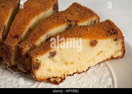 Torta di ricotta con uvetta e rubicondo crosta fette di ripresa macro,cucina creativa, deliziosa pasticceria gustosa prima colazione, Foto Stock