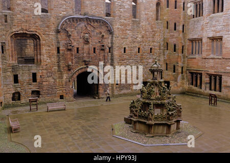 Fontana Llinlithgow palace il luogo di nascita di Maria Regina di Scozia centrale di cortile con fontana Foto Stock