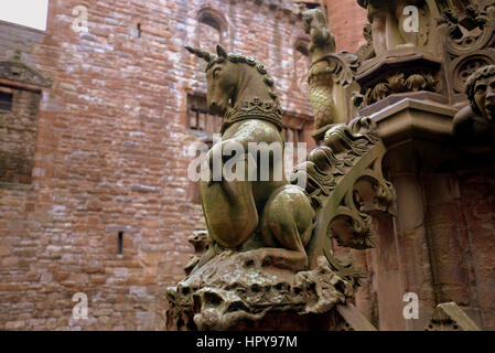 Fontana Llinlithgow palace il luogo di nascita di Maria Regina di Scozia unicorn simbolo Foto Stock