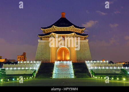 Il National Chiang Kai Shek Memorial Hall illuminata di notte a Taipei, Taiwan. Foto Stock