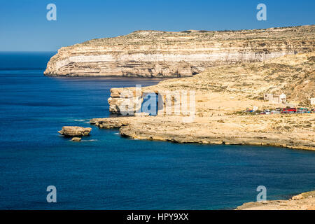 A Gozo, Malta - Azure Window e Dwejra Bay su una bella giornata estiva con cielo blu chiaro Foto Stock