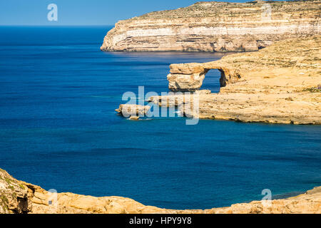 A Gozo, Malta - Azure Window e Dwejra Bay su una bella giornata estiva con cielo blu chiaro Foto Stock