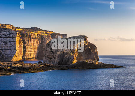 A Gozo, Malta - La famosa roccia del fungo sull isola di Gozo a Dwejra Bay al tramonto Foto Stock