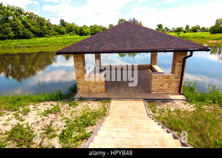 Bella alcova su un lago nella giornata di sole Foto Stock