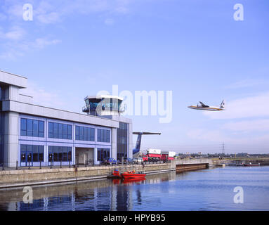 Piccoli aerei di atterraggio all'Aeroporto di London City, London Borough of Newham, Greater London, England, Regno Unito Foto Stock