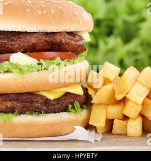 Double burger hamburger con patatine fritte closeup close up carni bovine i pomodori formaggio malsana Foto Stock