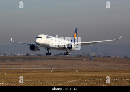 Stuttgart, Germania - 22 dicembre 2016: una Lufthansa Airbus A350-900 con la registrazione D-SISTEMA AIXUN avvicinando l'Aeroporto di Stoccarda (STR). Lufthansa è la Foto Stock