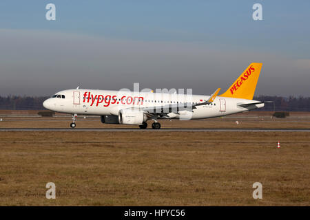 Stuttgart, Germania - 22 dicembre 2016: un pegasus airlines Airbus A320neo con la registrazione TC-il giorno lavorativo successivo atterraggio all'aeroporto di Stoccarda (STR) in Germania. Foto Stock