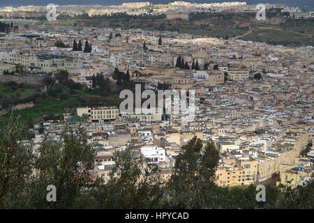 Fez isecond la più grande città del Marocco.vista panoramica della vecchia medina di Fez. La città ha due vecchia medina trimestri. "Ecca dell'Ovest", "Atene d'Africa" Foto Stock