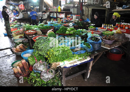 SAPA, Vietnam - Febbraio 22, 2013: persone non identificate la vendita di frutta e verdura fresca nel mercato rurale di Sapa, nel Vietnam del Nord Foto Stock