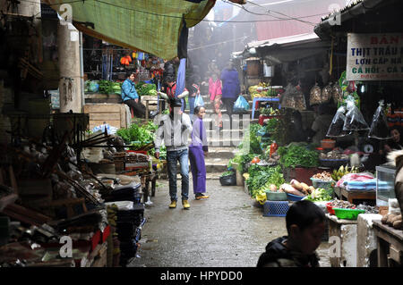 SAPA, Vietnam - Febbraio 22, 2013: persone non identificate la vendita di frutta e verdura fresca nel mercato rurale di Sapa, nel Vietnam del Nord Foto Stock