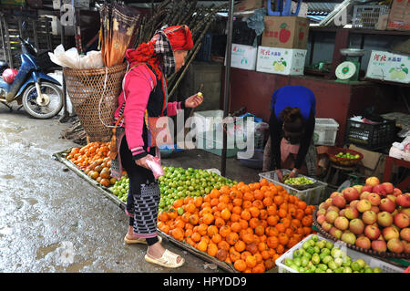 SAPA, Vietnam - Febbraio 22, 2013: persone non identificate la vendita di frutta e verdura fresca nel mercato rurale di Sapa, nel Vietnam del Nord Foto Stock