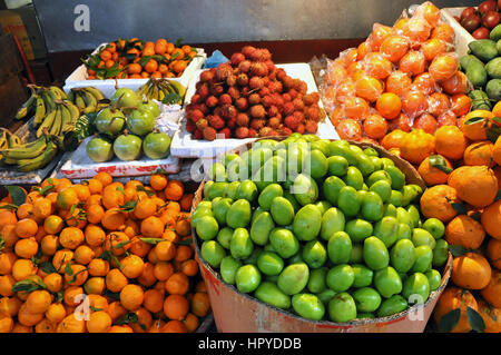SAPA, Vietnam - Febbraio 22, 2013: esotica frutta fresca e verdure in vendita nel mercato rurale di Sapa, nel Vietnam del Nord Foto Stock