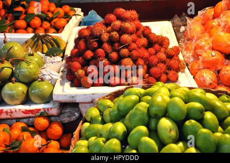 SAPA, Vietnam - Febbraio 22, 2013: esotica frutta fresca e verdure in vendita nel mercato rurale di Sapa, nel Vietnam del Nord Foto Stock