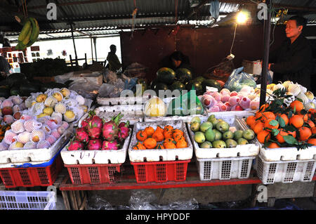 SAPA, Vietnam - Febbraio 22, 2013: persone non identificate la vendita di frutta e verdura fresca nel mercato rurale di Sapa, nel Vietnam del Nord Foto Stock