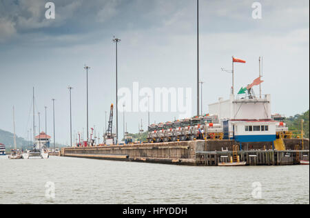 Big containervessel passando il ponte delle Americhe nel panama citymiraflor Foto Stock