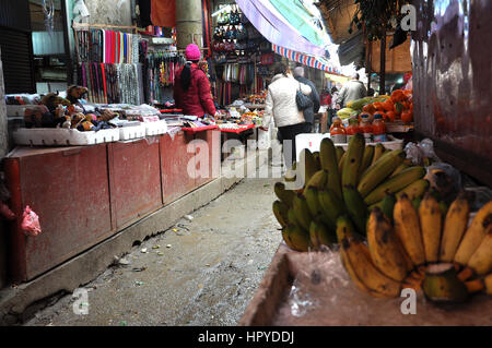SAPA, Vietnam - Febbraio 22, 2013: persone non identificate la vendita di frutta e verdura fresca nel mercato rurale di Sapa, nel Vietnam del Nord Foto Stock
