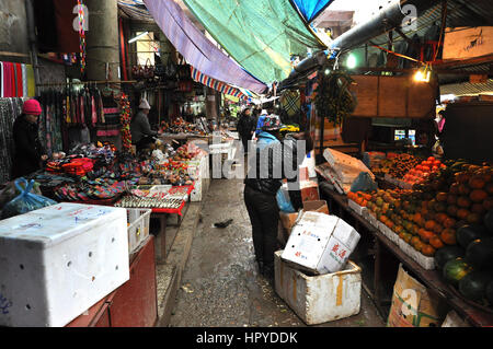 SAPA, Vietnam - Febbraio 22, 2013: persone non identificate la vendita di frutta e verdura fresca nel mercato rurale di Sapa, nel Vietnam del Nord Foto Stock