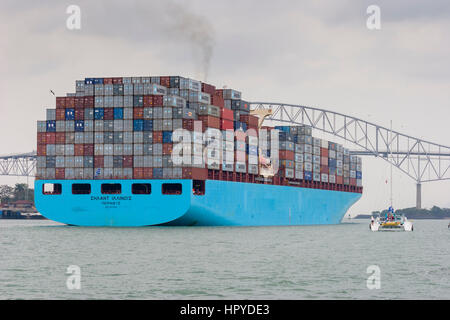 Big containervessel passando il ponte delle Americhe nella città di Panama Foto Stock