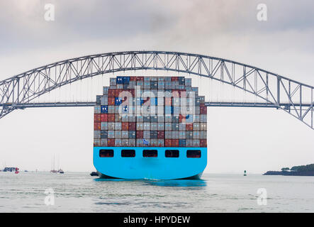 Big containervessel passando il ponte delle Americhe nella città di Panama Foto Stock