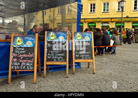 Schede di menu per cibo bavarese, Viktualienmarkt, Monaco di Baviera, Baviera, Germania, Europa Foto Stock