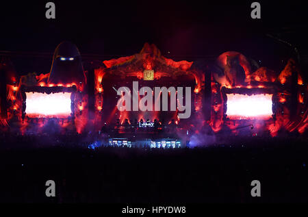 A Cluj Napoca, Romania - 5 agosto 2016: folla pubblico alzando le mani davanti al palco principale durante un concerto di Dannic presso il Festival di indicibili Foto Stock