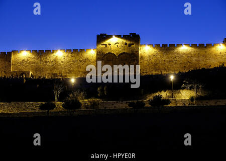 Vista notturna della porta d'oro ad arco sigillato anche Mercy Gate o Bab al-Dhahabi in arabo alle mura orientali del monte del tempio nella città vecchia di Gerusalemme est Israele Foto Stock