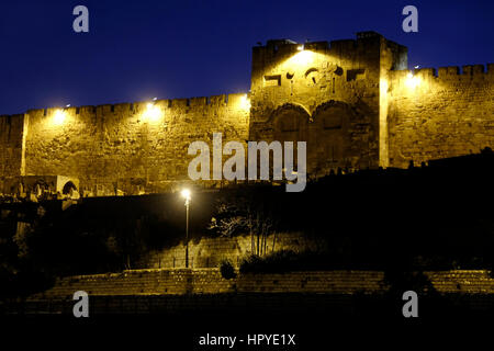 Vista notturna della porta d'oro ad arco sigillato anche Mercy Gate o Bab al-Dhahabi in arabo alle mura orientali del monte del tempio nella città vecchia di Gerusalemme est Israele Foto Stock