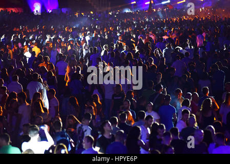 A Cluj Napoca, Romania - 4 agosto 2016: stadio pieno con il tifo folla partying a un Dj Nervo concerto dal vivo durante il Festival di indicibili Foto Stock