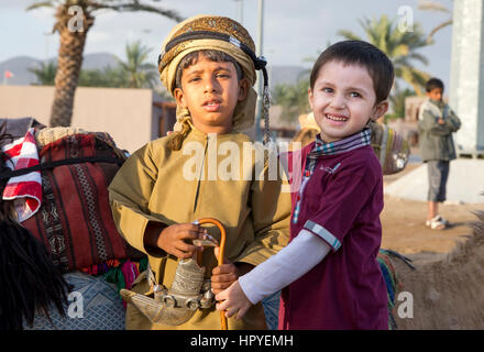 Muscat Oman, 4 febbraio 2017: omani giovane ragazzo in abiti tradizionali Foto Stock