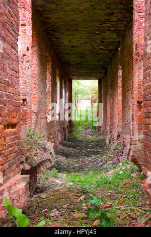 Le maestose rovine del maneggio e sede degli ussari del XIX secolo 4 Foto Stock