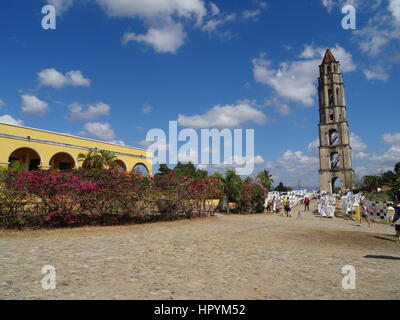 I turisti alla ricerca intorno ad un vecchio stile coloniale torre di avvistamento e di una canna da zucchero piantagione hacienda e la Valle de los Ingenios, Cuba, Febbraio 2017 Foto Stock