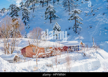 Inverno bungalow in snow landscape,kar icinde ahsap manzarasi ev Foto Stock