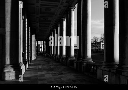 Il Colonnato presso la Old Royal Naval College di Greenwich, Londra. Foto Stock