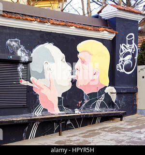 Vilnius, Lituania - 25 Febbraio 2017: Donald Trump baciare Vladimir Putin murale, street di Vilnius, Lituania Foto Stock