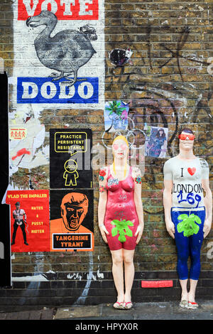 Modello di Cartoon figure a Londra in Buxton Street off Brick Lane Foto Stock