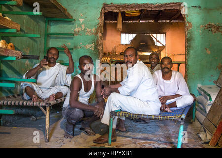 Il governo di Khartoum, Sudan - 19 DIC 2015: gruppo di sudanesi fornai che pongono in una panetteria locale. Foto Stock