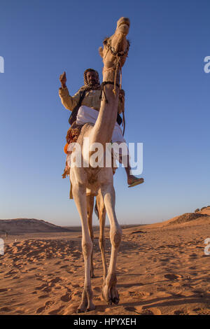 Il governo di Khartoum, Sudan - 19 DIC 2015: Cameleer posa con il suo cammello all'alba davanti alle piramidi. Foto Stock