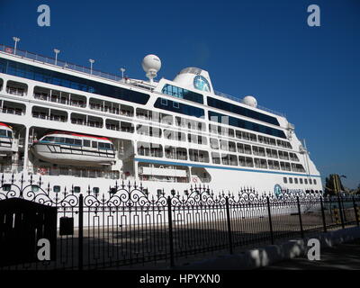 New Orleans, Stati Uniti d'America - 23 Giugno 2011: Azamara Quest, camicia turistica nel porto. Grande nave turistica Foto Stock