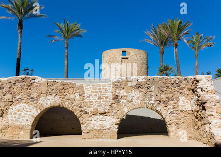 Passeggiata lungo le mura della città di Alghero, Sassari, Sardegna, Italia Foto Stock