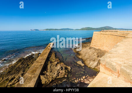 Vista di Capo Caccia dalla passeggiata lungo le mura della città di Alghero, Sassari, Sardegna, Italia Foto Stock
